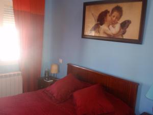 A bed or beds in a room at Casa Rural El Castillo