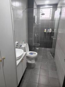 Un baño con inodoro, ducha y lavabo. en BSP 21 Fird, en Jenjarum