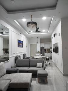 sala de estar con sofás, comedor y cocina en BSP 21 Fird, en Jenjarum