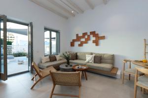 un soggiorno con un divano e un tavolo di Vivant Naousa Residence 1 a Naoussa Altre 37 foto