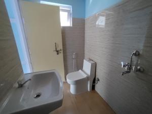 Koupelna v ubytování Raniban Home