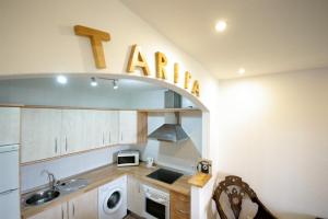 Kuchyň nebo kuchyňský kout v ubytování Livingtarifa- Apartamento Tucán