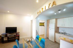 Kuchyň nebo kuchyňský kout v ubytování Livingtarifa- Apartamento Tucán
