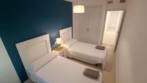 Łóżko lub łóżka w pokoju w obiekcie Livingtarifa Apartamento La Marea