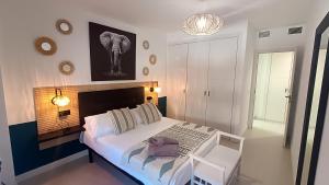 Łóżko lub łóżka w pokoju w obiekcie Livingtarifa Apartamento La Marea