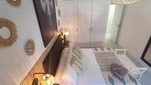Łóżko lub łóżka w pokoju w obiekcie Livingtarifa Apartamento La Marea