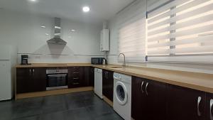 Kuchnia lub aneks kuchenny w obiekcie Livingtarifa Apartamento La Marea