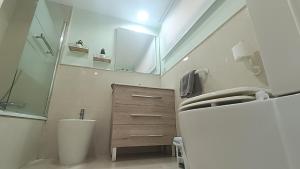 Łazienka w obiekcie Livingtarifa Apartamento La Marea
