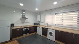 Kuchnia lub aneks kuchenny w obiekcie Livingtarifa Apartamento La Marea