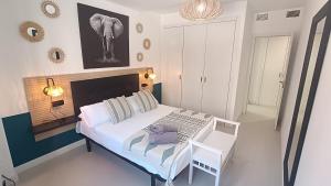 Łóżko lub łóżka w pokoju w obiekcie Livingtarifa Apartamento La Marea