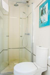 タリファにあるLivingtarifa Apartamento Biancoのシャワーとトイレ付きのバスルーム