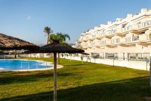 Basen w obiekcie Livingtarifa Apartamento La Marea lub w pobliżu