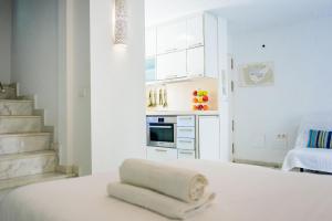 タリファにあるLivingtarifa Apartamento Biancoの階段付きのキッチンがある白い部屋 +20枚の写真