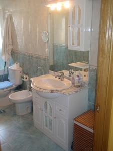 A bathroom at Casa Rural El Castillo