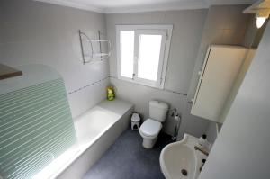 Koupelna v ubytování Livingtarifa Casa Del Mar + 25 fotografií