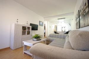 TV a/nebo společenská místnost v ubytování Livingtarifa Apartamento Los Lances