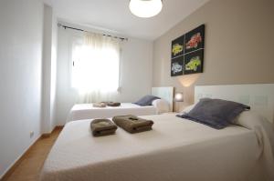 Postel nebo postele na pokoji v ubytování Livingtarifa Apartamento Los Lances + 37 fotografií