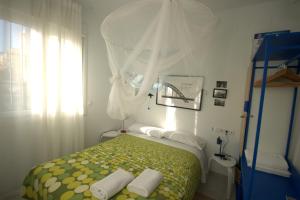 Łóżko lub łóżka w pokoju w obiekcie Livingtarifa Apartamento La Palmera