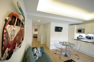 un soggiorno con un divano, un tavolo e una cucina di Livingtarifa Ventura Levante a Tarifa