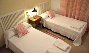 pokój hotelowy z dwoma łóżkami i stołem w obiekcie Livingtarifa Apartamento Anhelo w mieście Tarifa