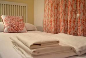 łóżko z stertą ręczników w obiekcie Livingtarifa Apartamento Anhelo w mieście Tarifa +6 zdjęć
