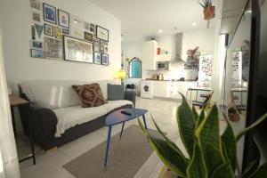salon z kanapą i stołem oraz kuchnia w obiekcie Livingtarifa Apartamento La Palmera w mieście Tarifa