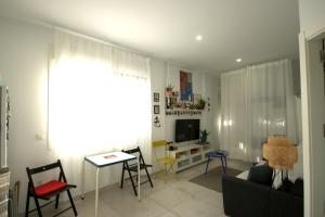 salon z kanapą i stołem w obiekcie Livingtarifa Apartamento La Palmera w mieście Tarifa