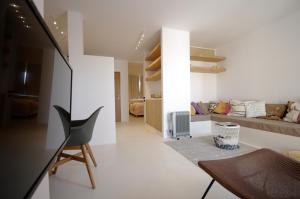 TV a/nebo společenská místnost v ubytování Livingtarifa Apartamento Valhalla
