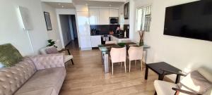 TV a/nebo společenská místnost v ubytování Lejlighed direkte til havet