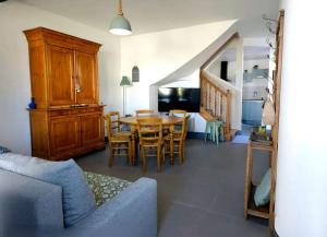a kitchen and dining room with a table and chairs at Villa L Escale Proche Plage in Luc-sur-Mer