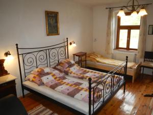 Dinnyeberki的住宿－Berki Porta Vendégház，一间卧室设有两张床和窗户。