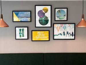 un groupe d’images encadrées sur un mur dans l'établissement Holiday Inn Bristol Airport by IHG, à Redhill 61 autres photos