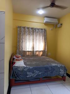 Ένα ή περισσότερα κρεβάτια σε δωμάτιο στο Naik home stay