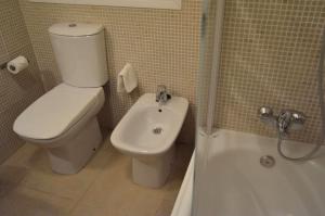 łazienka z toaletą, umywalką i prysznicem w obiekcie Livingtarifa Apartamento Anhelo w mieście Tarifa