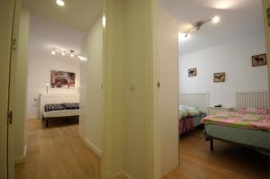 una camera con due letti e un corridoio con due letti di Livingtarifa Ventura Levante a Tarifa Altre 39 foto