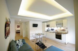 un soggiorno e una cucina con un divano e un tavolo di Livingtarifa Ventura Levante a Tarifa