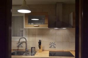 kuchnia ze zlewem i blatem w obiekcie Livingtarifa Apartamento Anhelo w mieście Tarifa