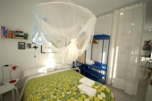 Łóżko lub łóżka w pokoju w obiekcie Livingtarifa Apartamento La Palmera