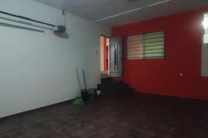 an empty room with a red and white wall at Comodidad y Confort en Morelia in Morelia +1 photo