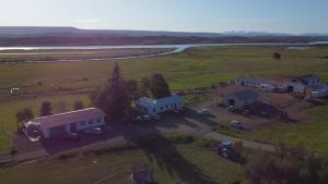 埃基斯蒂尔Finnstaðir的空中景色,农场上停有汽车