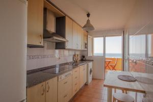 Kuchyňa alebo kuchynka v ubytovaní Livingtarifa Apartamento La Duna + 7 fotografií