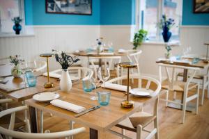 ein Tisch mit Tellern und Gläsern darauf in der Unterkunft Plesners Badehotel in Skagen