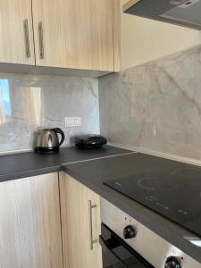 una cocina con estufa y encimera en Belvedere 1, en Drama 21 fotos más