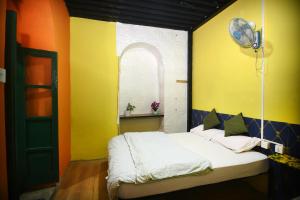Postel nebo postele na pokoji v ubytování Antique Hostel Nepal