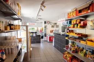 Dapur atau dapur kecil di Kolleviks Camping och Stugby
