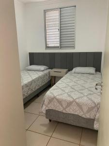 a bedroom with two beds and a window at Apartamento Firenze in Franca