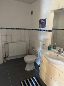 Ένα μπάνιο στο ZimmerWohnung mit Kochnische in langgöns