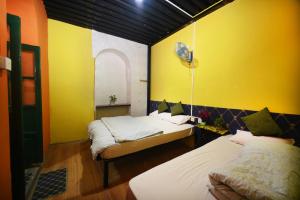 Rúm í herbergi á Antique Hostel Nepal
