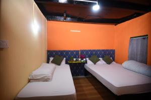 Rúm í herbergi á Antique Hostel Nepal