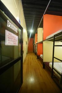 Rúm í herbergi á Antique Hostel Nepal